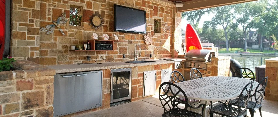 Outdoor kitchen with full amenities in Fort Worth, TX.