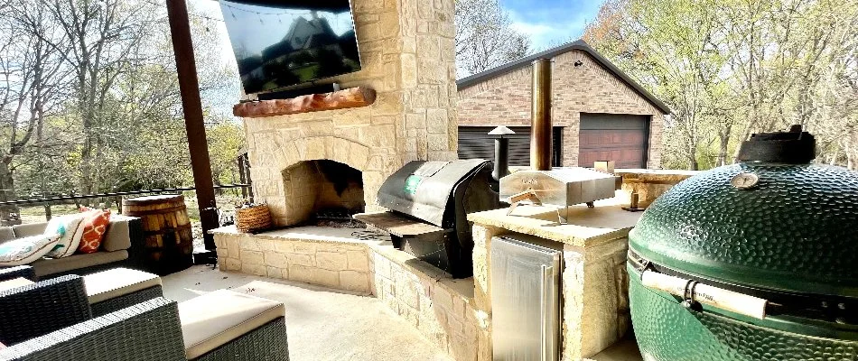 Outdoor kitchen with full amenities in Crowley, TX.